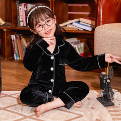 Barnepysjamassett i ensfarget fløyel i gull