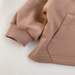 Barnas høstgenser med hette og bjørn